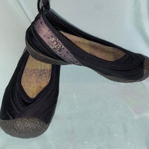 Keens womens slip ons size 8